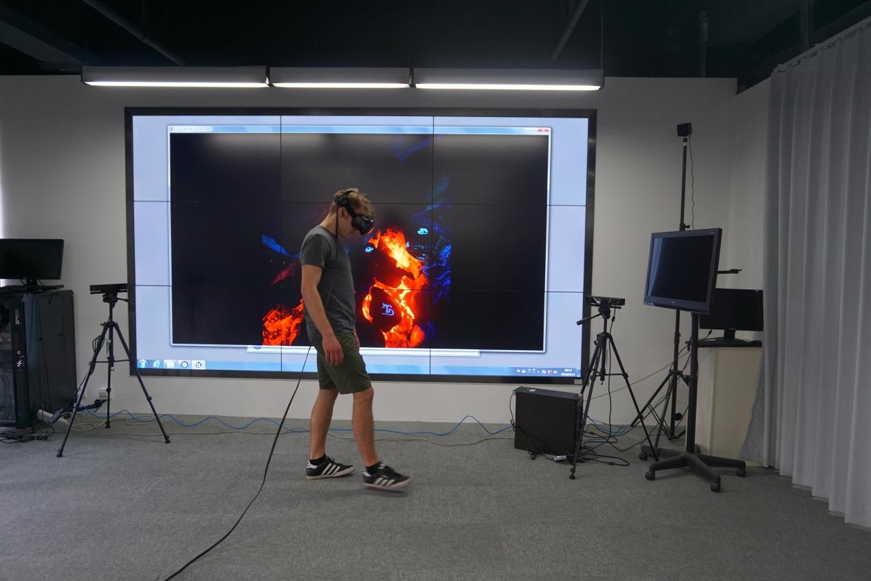 剑桥学生正在体验VR体感游戏