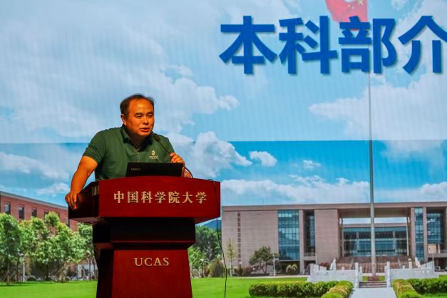 本科部召开2022级本科生迎新会