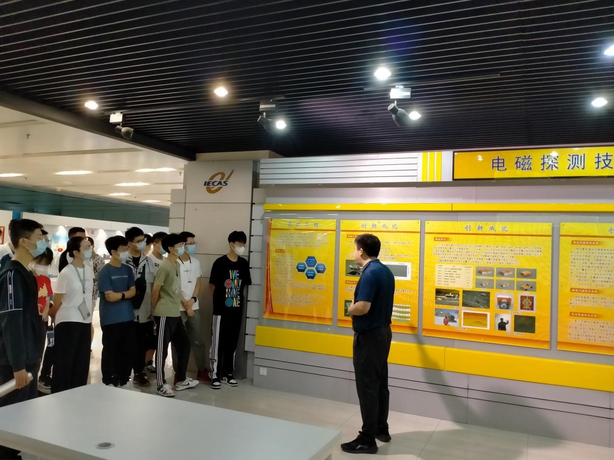 电子学院举行本科生开学典礼