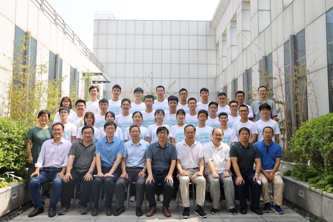 首届AI专业本科生参观中科院自动化所并开展学业导师座谈会