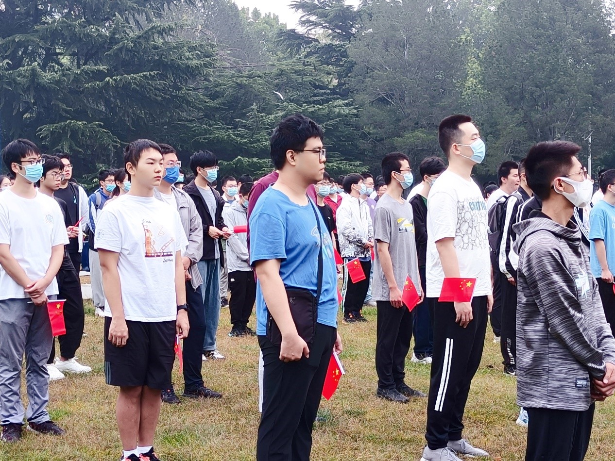 本科部举行国庆升旗仪式