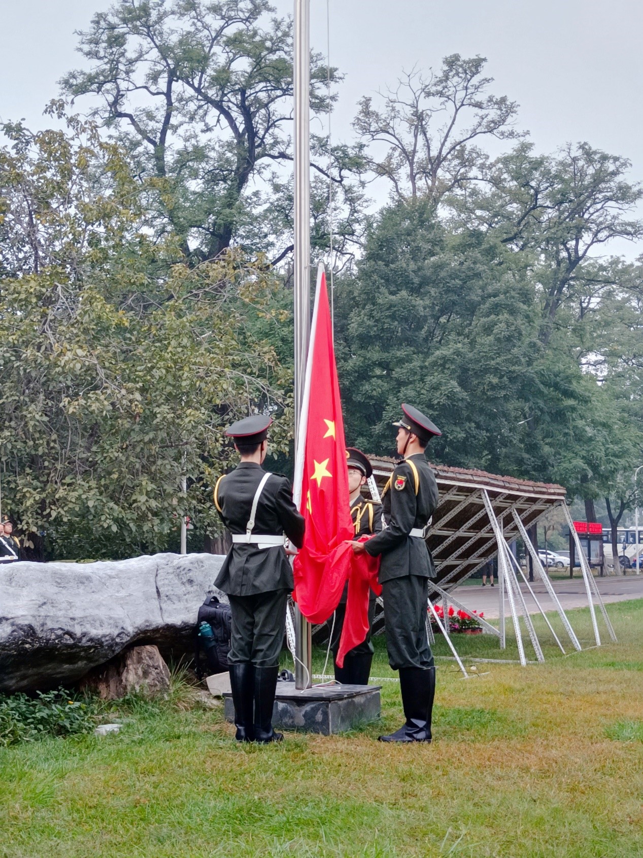 本科部举行国庆升旗仪式