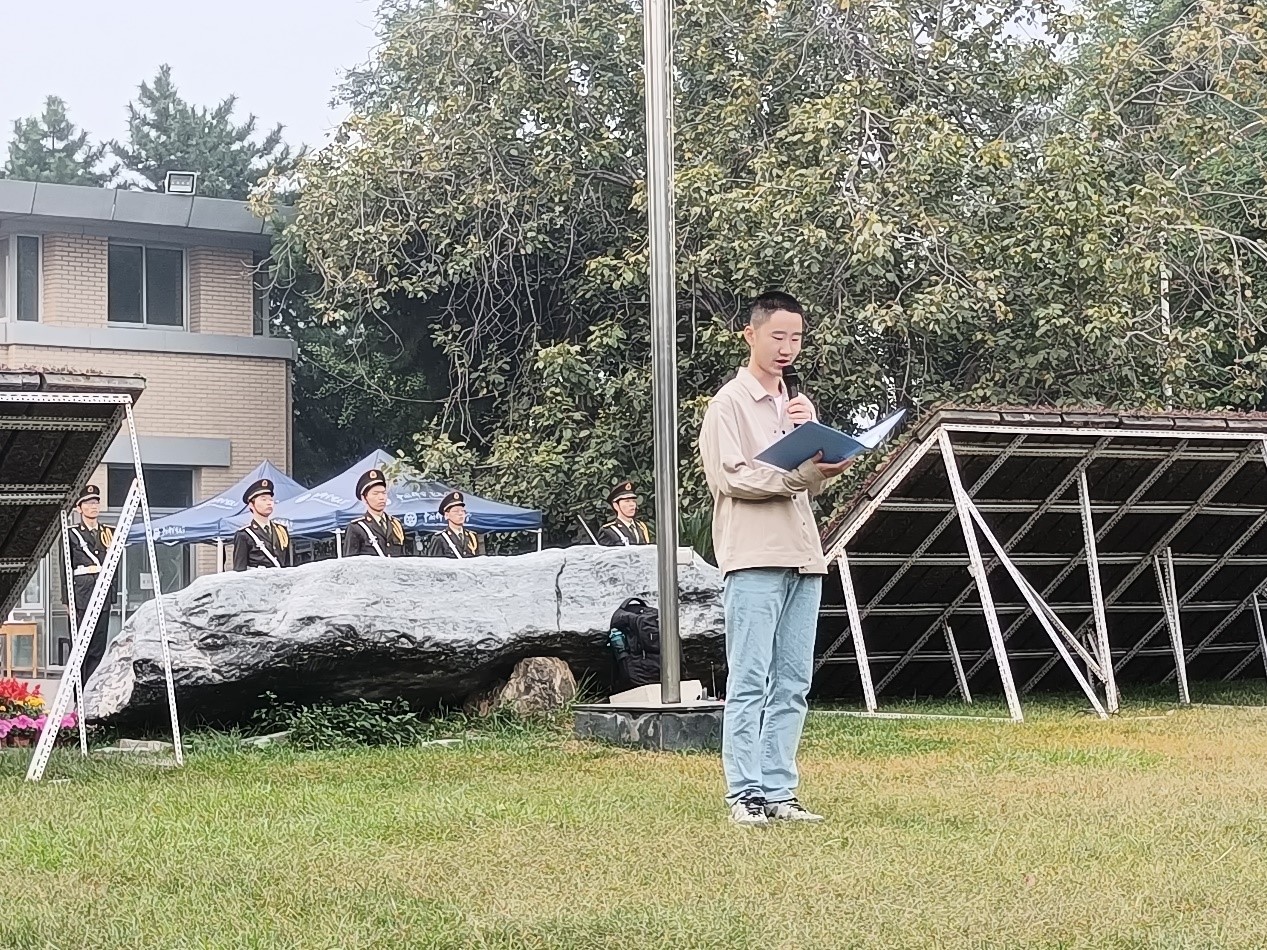 本科部举行国庆升旗仪式