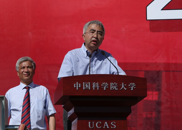 教师代表国科大计算机与控制学院副院长陈熙霖研究员讲话