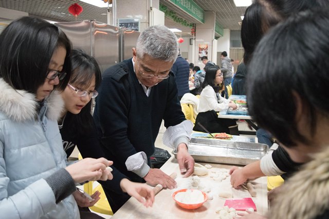 “马叔”跟大家一起包饺子