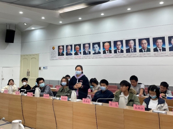 杨国强副校长与2022级本科生举行座谈