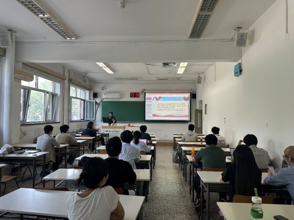玉泉书院第二党支部开展中央八项规定精神专题学习研讨